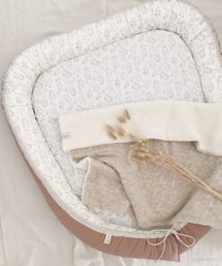 tweeling babynestje kun je zelf samenstellen bij Little Pear. Dit custom made tweelingnestje is precies wat jij zoekt.