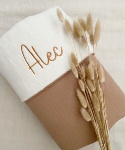 Gepersonaliseerd dekentje voor Alec. Bij Little Pear zijn deze dekentjes verkrijgbaar. De zachtste teddydekens, verkrijgbaar als ledikantdeken en wiegdeken.