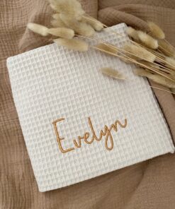 wafelstof dekentje met naam Evelyn. Gepersonaliseerd babydekentje voor ledikant en wieg met geborduurde naam in zand beige.