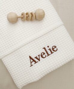 gepersonaliseerd wafelstof dekentje met de naam Avelie.