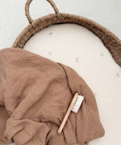 hydrofiel hoeslaken met maantjes en sterretjes voor de verschoonmand en het matrasje van de kinderwagen.