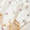 hydrofieldoek met geborduurde bloemen. De swaddle is verkrijgbaar in diverse maten.