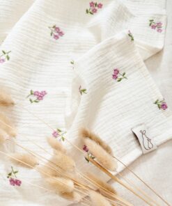 hydrofieldoek met geborduurde bloemen. De swaddle is verkrijgbaar in diverse maten.