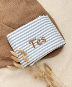 hydrofiel doek met naam. Leuke swaddle met streepjes en gepersonaliseerd met een geborduurde naam.