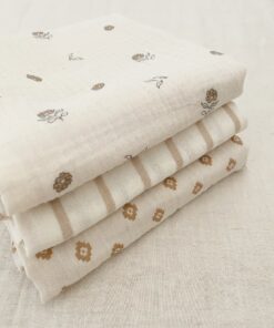 hydrofiel doeken, hydrofiel luiers of swaddles. Hoe noem jij ze? Bij Little Pear zijn ze verkrijgbaar in diverse prints en kleuren.