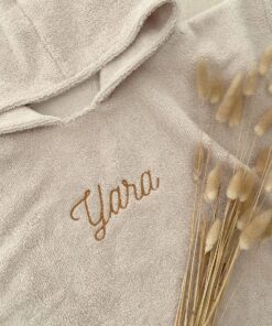 Bamboe poncho gepersonaliseerd door Little Pear. De badcape is lekker zacht en met naam een origineel kraamcadeau.