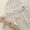 Deze badponcho is speciaal gemaakt voor Yara door Little Pear. De bamboe handdoek poncho neemt lekker veel vocht op. Deze badcape is echt perfect als gepersonaliseerd kraamcadeau.