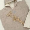 badponcho van hydrofiel met streepjes. Deze gepersonaliseerde poncho is reversible. Een luxe kraamcadeau voor jarenlang plezier.