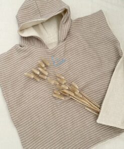 badponcho van hydrofiel met streepjes. Deze gepersonaliseerde poncho is reversible. Een luxe kraamcadeau voor jarenlang plezier.