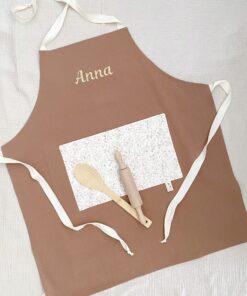 Keukenschort met naam voor Anna, een origineel kraamcadeau. Gepersonaliseerd schort voor in de speelgoedkeuken.