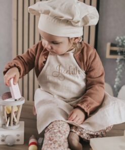 Keukenprinsje of keukenprinsesje in huis? Dan is dit keukenschortje met naam een origineel kraamcadeau voor jouw kind. Dit schortje wordt gepersonaliseerd door Little Pear.