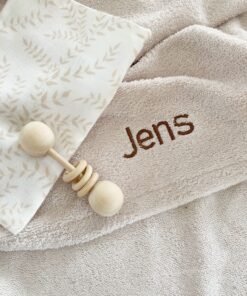 bamboe handdoek met naam. Deze sneldrogende gepersonaliseerde handdoek voor jouw kindje is ideaal bij de zwemles, na het badje of om te geven als kraamcadeau.