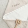 gepersonaliseerde omslagdoek gemaakt van bamboe teddy en tricot wafelstof. De wikkeldeken is super zacht en gepersonaliseerd met naam door Little Pear.