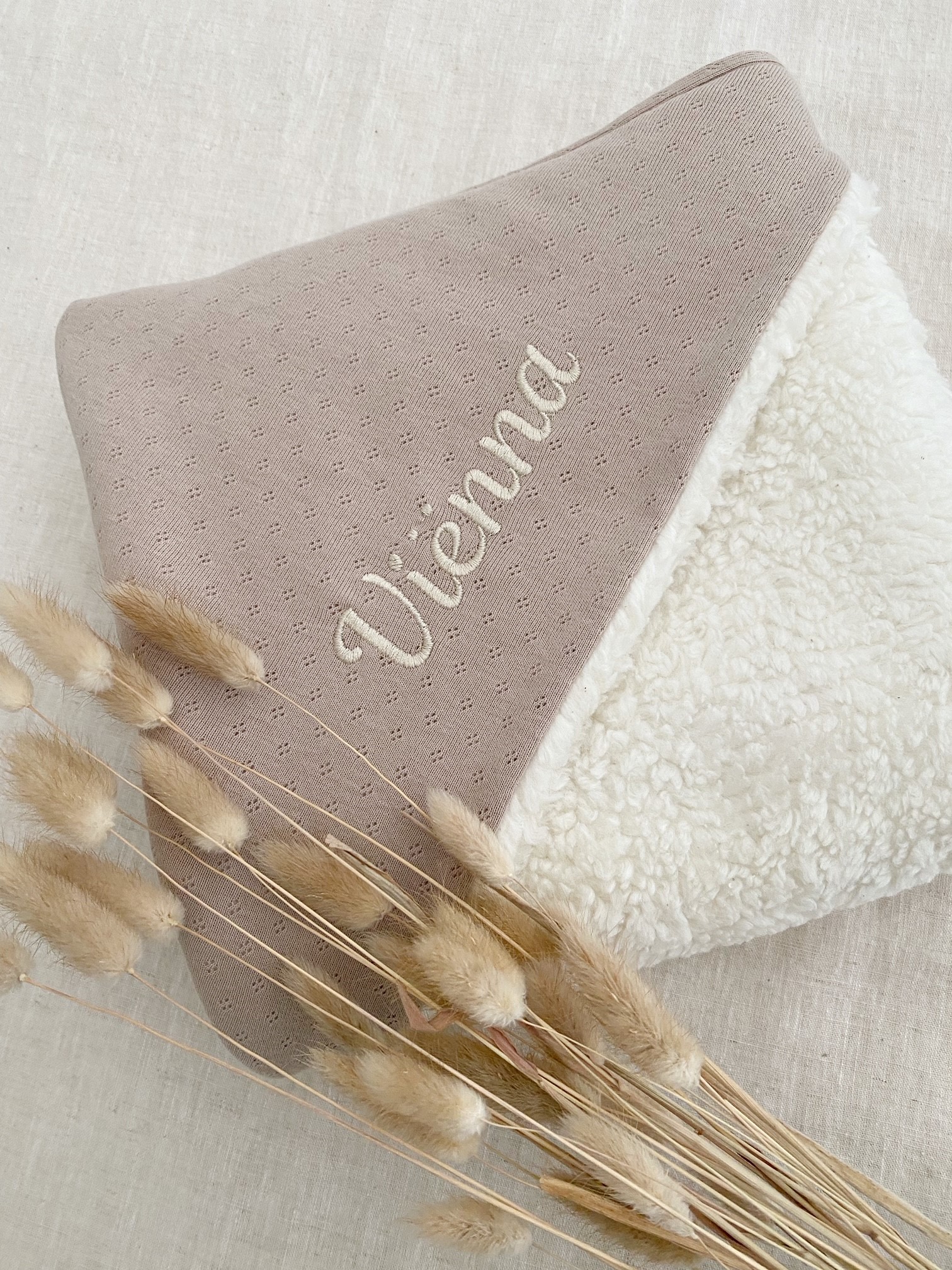 omslagdoek met de zachte teddy en een zandkleurige tricot ajour, gepersonaliseerd met de naam van jouw baby. De wikkeldeken kun je zelf samenstellen bij Little Pear.