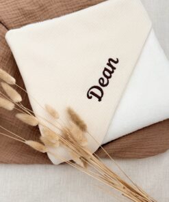 omslagdoek gepersonaliseerd met naam. Deze wikkeldeken met bamboe teddy en tricot beige is super zacht.