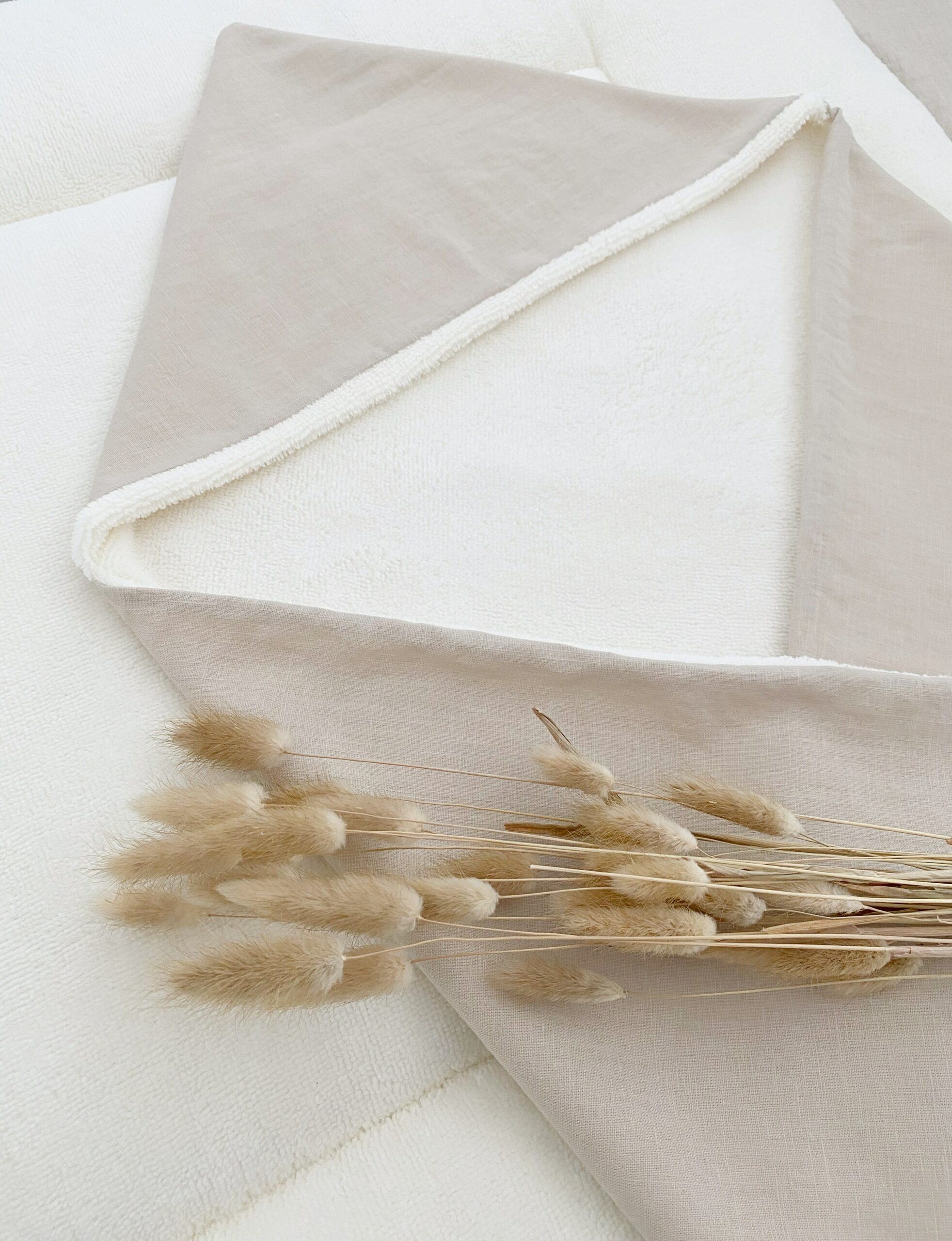 linnen omslagdoek van Little Pear met zandkleur en bamboe teddy.