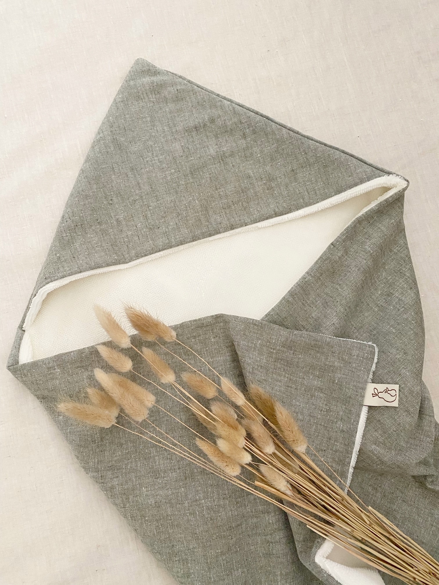 Omslagdoek gemaakt door Little Pear met de zachte bamboe teddy en groene linnen. De wikkeldeken houdt jouw baby lekker warm en kun je zelf samenstellen.