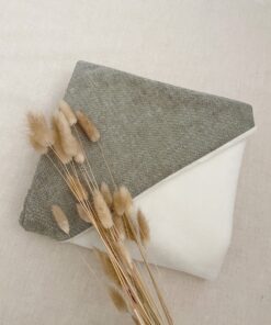 Wikkeldeken / Wikkeldoek gemaakt met de zachte en warme bamboe teddy en linnen in de kleur groen. De omslagdoek kun je zelf samenstellen bij Little Pear.