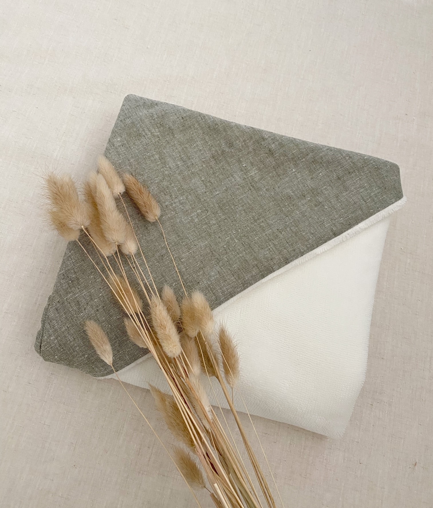 Wikkeldeken / Wikkeldoek gemaakt met de zachte en warme bamboe teddy en linnen in de kleur groen. De omslagdoek kun je zelf samenstellen bij Little Pear.