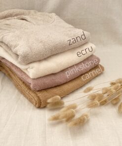 poncho van het merk funnies, gepersonaliseerd met geborduurde naam. Deze badponcho is leuk als cadeau voor het zwemdiploma of als kraamcadeau. De poncho/badcape is verkrijgbaar in zand, oudroze, camel en ecru.
