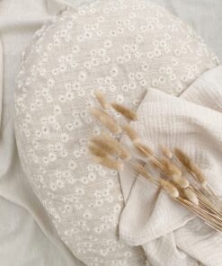 Relaxhoes linnen in de kleur zand met geborduurde bloemen. Met de relaxhoes van Little Pear tover je het voedingskussen om tot een babynestje.