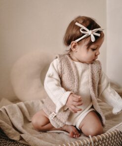 teddy gilet met naam gemaakt met de zand boucle teddy. Leuk als kraamcadeau is deze bodywarmer die gepersonaliseerd wordt met een geborduurde naam.