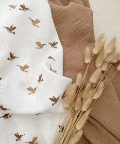 vrolijke hydrofiel doek van Little Pear met vogels. De swaddles zijn verkrijgbaar in verschillende maten. 65 x 65cm, 100 x 130 cm en XXL 200x130 cm.