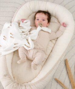 een linnen babynestje met teddy kan je zelf samenstellen bij Little Pear. Beige en zand, aan jou de keuze.