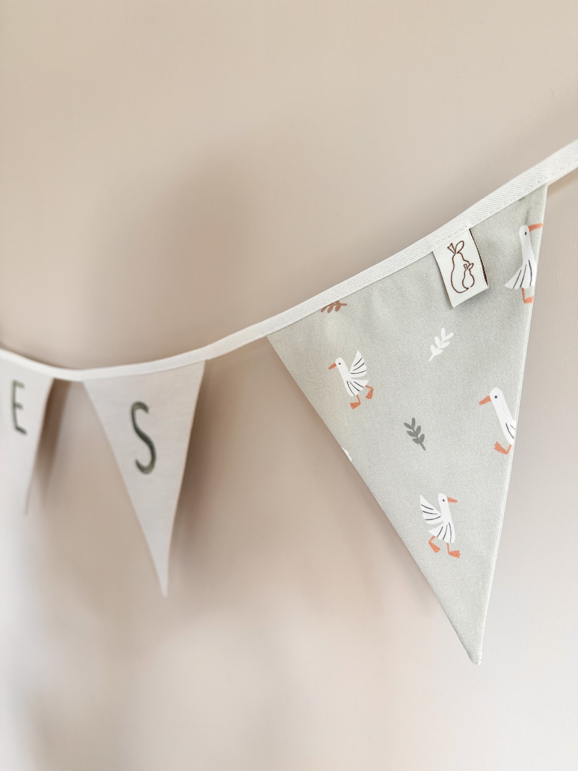 name banner met groene gansjes. een lief kraamcadeau is deze naamslinger.