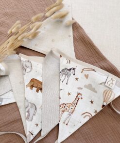 luxe slinger voor de verjaardag met vaantjes in beige, streepjes en dieren.
