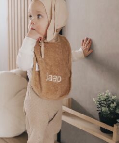 Een slabbetje met naam is een betaalbaar goedkoop kraamcadeau. De slabbetjes worden gepersonaliseerd door Little Pear.