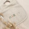 Tof slabbetje voor Harvey gepersonaliseerd met geborduurde letters door Little Pear.