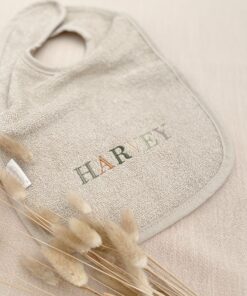 Tof slabbetje voor Harvey gepersonaliseerd met geborduurde letters door Little Pear.