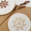 kerstdecoratie met sneeuwvlok in een borduurring, leuk als wanddecoratie of op een plank met kerst.