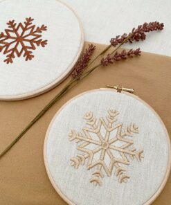 kerstdecoratie met sneeuwvlok in een borduurring, leuk als wanddecoratie of op een plank met kerst.