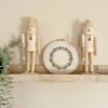 houten kerstdecoratie met geborduurde kerstkrans in een borduurring. Leuk als wanddecoratie.
