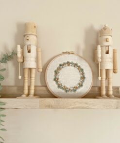 houten kerstdecoratie met geborduurde kerstkrans in een borduurring. Leuk als wanddecoratie.