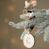 Gepersonaliseerde kerstbal van Little Pear met linnen hout en een geborduurde letter.