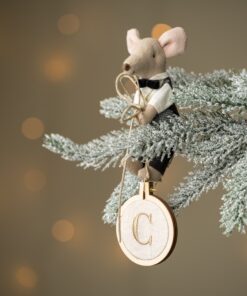 Gepersonaliseerde kerstbal van Little Pear met linnen hout en een geborduurde letter.