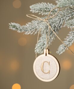 kerstbal met geborduurde letter in een houten cirkel van Little Pear.