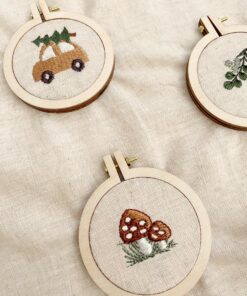 houten kerstbal gepersonaliseerd met een geborduurd kerstfiguur op linnen van Little Pear.