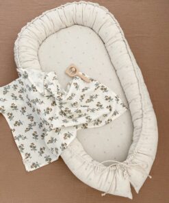 Een mooi babynestje met linnen stipjes, zelf samenstellen van het babynestje als origineel kraamcadeau doe je bij Little Pear.