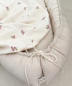 babynestje met wafelstof in beige tinten. Bij Little Pear stel je het zelf samen voor een mooi japandi interieur.