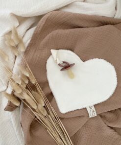 Kraamcadeau betaalbaar, dan is dit speendoekje in de vorm van een hart perfect. Deze wordt gemaakt door Little Pear in bamboe teddy.