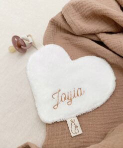 Speendoekje hart gemaakt met bamboe teddy en gepersonaliseerd met een geborduurde naam door Little Pear. Joyia