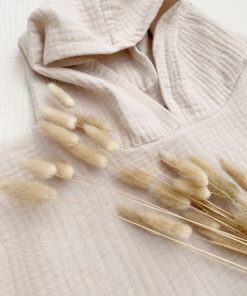 zandkleurige badponcho van Little Pear. De poncho is gemaakt van extra dikke hydrofiel.