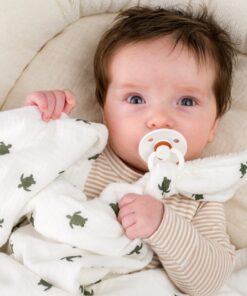 speendoek met schildpadjes van Little Pear.Aan deze knuffeldoek kan gemakkelijk een speen geknoopt worden.