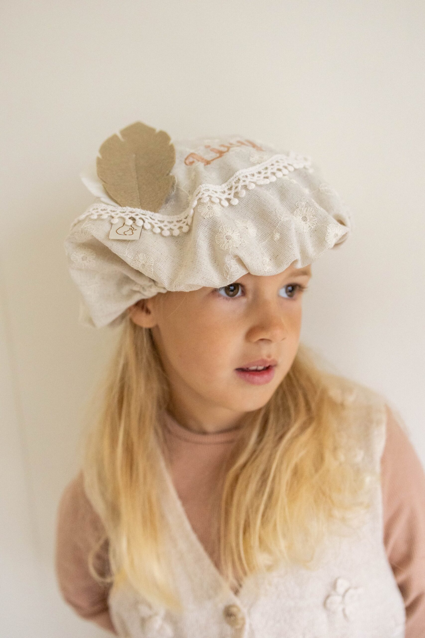 Pietenmuts met geborduurde naam voor Livy in zand kleur.