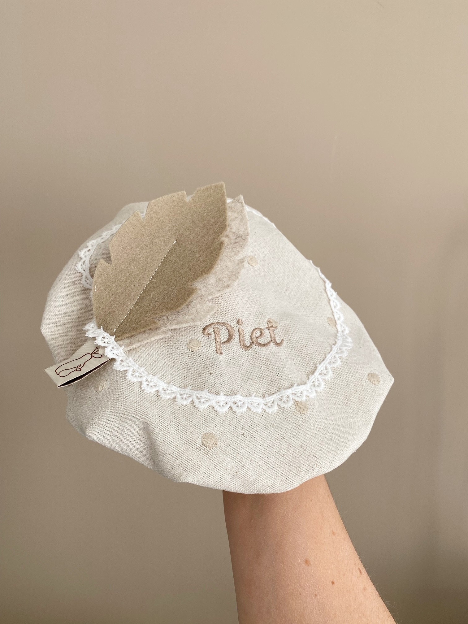 een mooie zandkleurige pietenmuts met naam voor jouw baby of kind. Deze pietenmuts met stipjes is luxe en kun je zelf samenstellen. Zo wordt pakjesavond extra bijzonder.