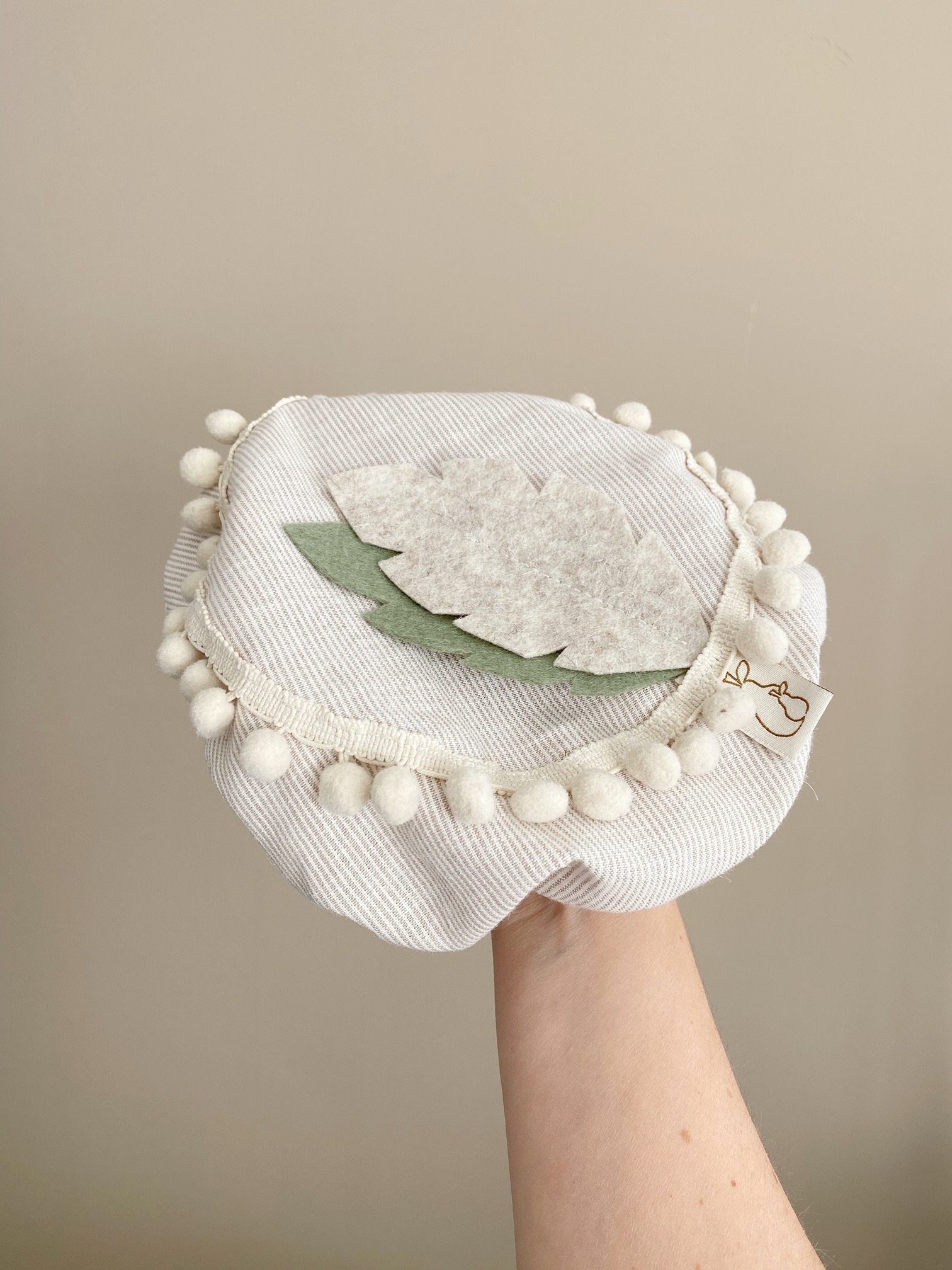 Pietenmutsje in mooie zandkleur en matchende wolvilten veertjes. Deze pietenmuts met naam maakt sinterklaas onvergetelijk!